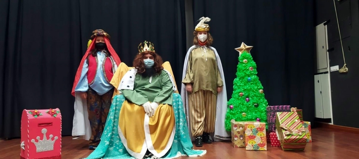 El rey Gaspar visita por sorpresa Macotera para recoger las primeras cartas de los más pequeños